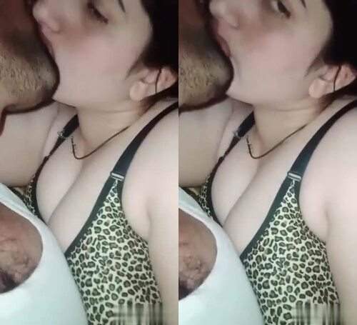 Pakistani sex office girl showing her juicy boobs