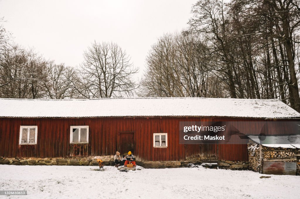 Lesb8an winter cottage