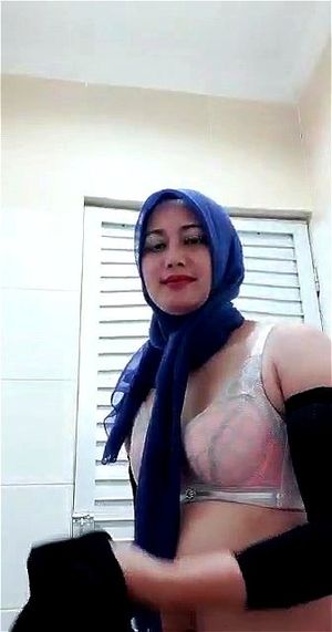 Hijab Biru Pamer Lubang Pantat