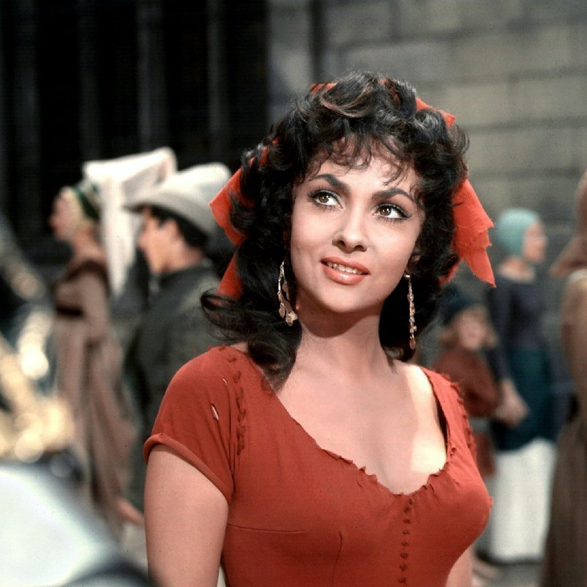 Gina Lollobrigida: Italian screen star dies at 95