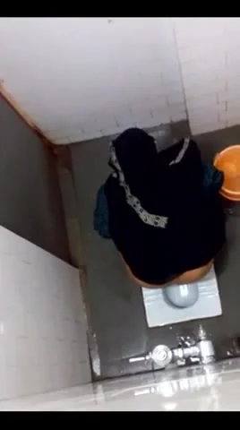 Muslim lady pissing