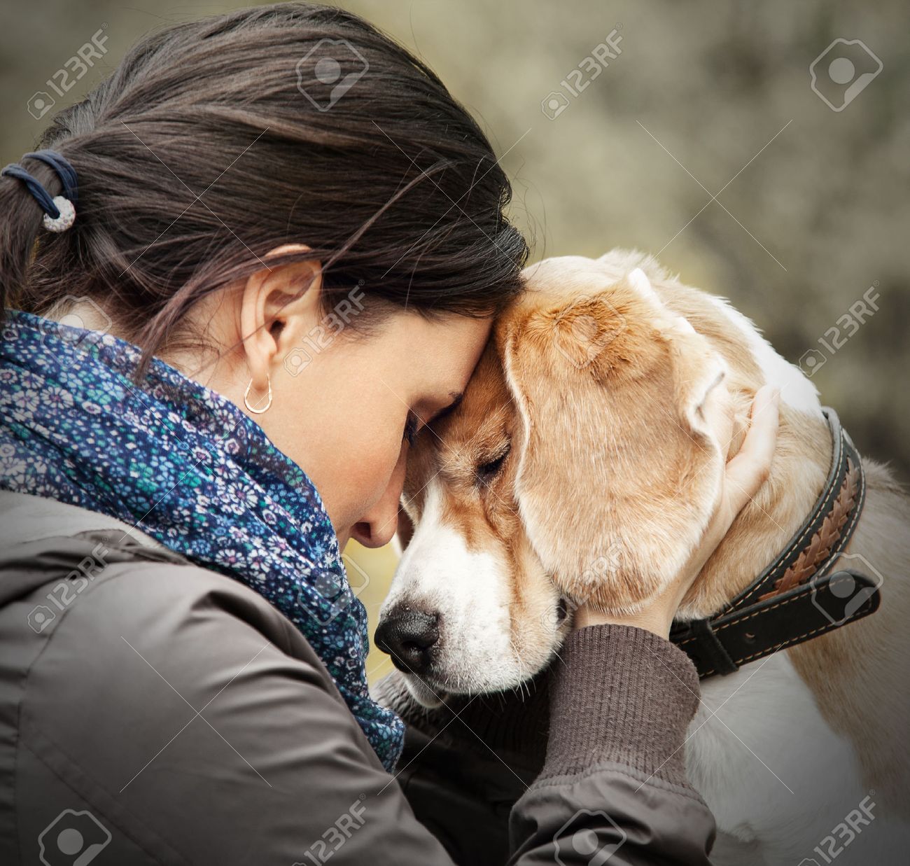 Une femme avec les chien